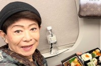 【美川憲一】「需要あるのかしら～」新幹線での居眠りカットを公開