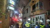 文京区湯島の雑居ビルで火事 男性1人が意識不明の重体 もう1人逃げ遅れている人がいるという情報も 東京消防庁