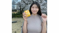 【 穂川果音 】　最新お花見ショット　「春だ〜桜の季節だ〜 」「桜見ながらピクニック、気持ちいいなぁ」　ハンバーガー片手に春を堪能