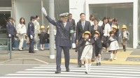 「車が来ていないかよく見て」　警視総監と“横断歩道の渡り方”学ぶ　きょう都内の小学校で入学式　低学年は飛び出し事故に、中・高学年は自転車事故に注意を　警視庁