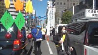 警視庁久松警察署が交通安全イベント実施　「交通母の会」とドライバーに折り鶴配って安全運転呼びかけ