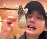 【 おのののか 】　特大の牡蠣を堪能　「大抵のものは一口で食べられるタイプだけど　この巨大岩牡蠣は無理だった」