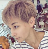 【 梅宮アンナ 】 「最後の抗がん剤から一年が過ぎました」　最新ショット公開　「伸ばしていた髪の毛を一旦切ります」「 新しい髪の毛は柔らかい髪の毛みたい」