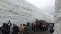 富山と長野を結ぶ立山黒部アルペンルートが全線開通　巨大な雪の壁「雪の大谷」は高さ12メートルに