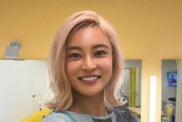 【 小島瑠璃子 】 「髪をさらに濃いピンクにして（！？）　エネルギーチャージ」　最新ショット公開　花粉症デビューで　「毎日目頭が尋常じゃなく痒すぎ」