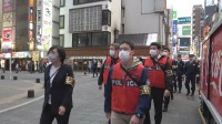 GWを前に新宿区歌舞伎町の「トー横」周辺で警視庁の捜査員や東京都の職員らが約160人体制で対策強化