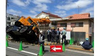 【速報】クレーン車が転倒し先端部分が住宅の屋根に突き刺さる けが人なし　東京・品川区西五反田の住宅　警視庁