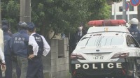【速報】自宅に立てこもった男 警察突入も見つからず逃走か　40代男がハンマーで男子高校生を殴る　駆けつけた警察官6人や母親など8人がけが　東京・福生市