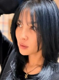 【 瀬戸朝香 】　ダークネイビーカラーにヘアチェンジ　「髪色すっごくお似合い」「朝香さん美しい」