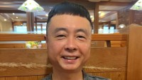 【 次長課長・河本準一】　ニューヘアーでイメージ激変　「似合ってんの？」　不敵な笑みで問いかける