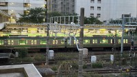 【速報】JR東海道線の車内でスプレー噴射か　10人ほどが目や喉の痛み訴え　横浜駅－品川駅の上りで運転見合わせ　JR川崎駅に救急や消防の車両が多数出動