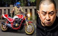 【 レイザーラモンRG 】　愛車のバイクと２ショット　「30年前のCIBIEのライトの優しい光…。」「"いつか…お前をもう一度輝かせる…必ず…"と箱付きで残しといてよかった…」