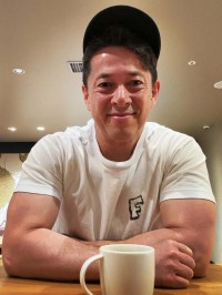 【 西川忠志 】　Ｔシャツ姿のオフショットに反響　「腕の太さ、かっこよすぎです！！」「思わず３度見しました」