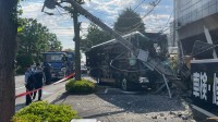 【速報】観光バスが電柱に突っ込み、電柱が傾く　運転手が一時運転席から出られなくなる 乗客なし　東京・江戸川区