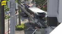 観光バスが電柱に突っ込む　現場の手前には街路樹などに接触した痕も　東京・江戸川区