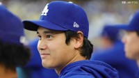 ドジャース連勝で首位奪還　スミスの先頭打者弾に“完全休養”大谷翔平もベンチで祝福　代打コールが勝ち越し打