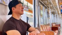 【 西川忠志 】「本日も劇場へ」始発駅から貸切状態で余裕の笑み　剛腕にフォロワー「かっこよです！」