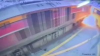 貨物列車が踏切で路線バスと衝突 バスは炎上 乗客ら8人死亡32人負傷 遮断機が作動していなかったか　タイ・ バンコク