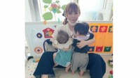 【 中川翔子 】双子ふたりとも“つかまり立ち”成功「毎日進化してる！」「なんだか兄弟っていいなぁ」