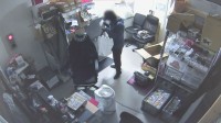 栃木・小山市でトレカ窃盗　わずか3分間の犯行…　防犯カメラが捉えた一部始終　栃木県警小山署