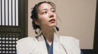 【のん】「休息」白い花咲く屋外での散策や浴衣姿のリラックスしたひとときを公開にファン反響「休息、なのに絵になる」