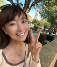 【 アグネス・チャン 】　母校スタンフォード大学を訪問 「いまだにとっても身近に感じる場所」 飾らない笑顔にファン反響