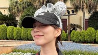 【 のん 】東京ディズニーリゾートを訪問「雨の中でも楽しかった」　ディズニー仕様のコーディネートで満喫「たっのしー」