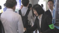 JR新宿駅で痴漢撲滅キャンペーン実施　去年都内で摘発された痴漢事件のうち約7割は電車内で発生　警視庁