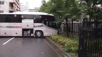 無人観光バスが高校の植え込みに突っ込む　運転手とみられる男性がバスと植え込みに挟まれてけが　大阪・天王寺区
