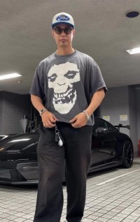 【ユージ】3300万円超ポルシェをバックに、Tシャツは「ミシン使って自分リメイクにハマってます」