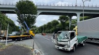横浜市神奈川区で車3台が絡む事故　クレーン車にはじき飛ばされたトラックが対向車線の乗用車に衝突　2人けが