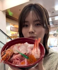 【 小芝風花 】　青森・八戸の旅を堪能　「脂がのって美味しすぎるカンパチ」　ファン反響　「海鮮のっけ丼めちゃめちゃ美味しそう」「観ているだけで幸せ」