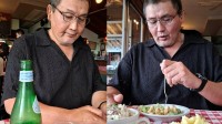 【 貴乃花光司 】 「最近のお気に入りは炭酸水」　お洒落なダイナーで洋食に舌鼓 　〝眼鏡姿〟の食事風景を公開