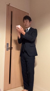 【アキラ100％】　「流石にメモ帳だけでは隠せないか」前髪を下ろした“森保監督風”姿がネットで大バズり！