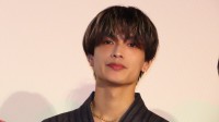【 なにわ男子・高橋恭平 】日焼け対策で「日傘」デビュー！岩瀬洋志からのサーフィンの誘いには「来年誘って」とやんわり拒否
