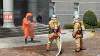 東京消防庁　大学で学生と連携して薬品漏れ想定の消防訓練　今年導入の四足歩行ロボットも稼働　クイズ形式の危険物講話も実施