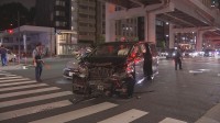 タクシーのエアバッグが…　東京・港区六本木の交差点でタクシーと乗用車の事故　4人がけがをして病院に搬送も命に別状なし