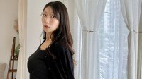 【 穂川果音 】雨の日の “天気コーデ” を紹介「朝と昼との気温差対策に肩がけカーディガンで縦のラインを作って細見えコーデです」