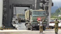 日米共同訓練始まる　島しょ防衛の連携強化を目的に約9600人が参加　鹿児島市の港では地対艦ミサイルの弾薬や発射機が輸送艦に積み込まれる