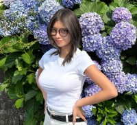 【 山田あい 】 「紫陽花みると季節感じる」　オフショットに　ファン反響　「アジサイと一緒に綺麗で素敵です」「上下白かっこいい」