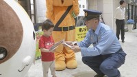 東京シティエアターミナルで訪日外国人らに不法就労や薬物などの犯罪に加担しないよう訴え　警視庁がイベント