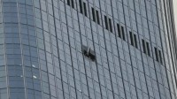 北京市内の高層ビルに小型の航空機が衝突　パイロット1人が死亡　現場周辺は厳戒態勢