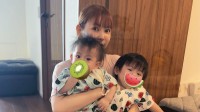 【 中川翔子 】　生後8か月の双子に “スイカ柄甚平” 姿を公開「毎日かわいくてたまらない」手放し立ちの成長ぶりも