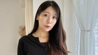 【 穂川果音 】汚れが気になりにくい “雨の日コーデ” を披露　「カーディガンをショート丈にすると、上半身がコンパクトに見えて着痩せして見えるよー！」