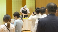中国の日本大使館で日本食をPR　公邸料理人が日本料理の包丁技術「桂むき」披露