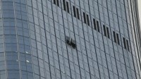 中国 北京市内の高層ビルに小型機衝突　66歳男性が操縦し自殺ほのめかす日記も　中国当局が発表