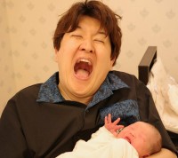 【むらせ】第1子誕生を報告「いつか東進に入るような子になるのか、それとも父の背中を見てモノマネ芸人になるのか、今から楽しみだー！」