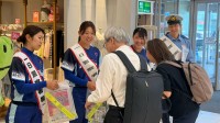 埼玉県戸田市を拠点とする女子ソフトボールチーム「戸田中央メディックス埼玉」の選手3人が埼玉県警蕨署の一日署長　交通ルールの徹底を呼びかけ