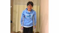 【 あのねのね・原田伸郎 】　人工股関節手術からの退院を報告　「毎日2回の痛いなにすんのぉリハビリを我慢して」お馴染みのギャグと松葉杖姿を披露