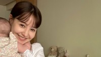 【トリンドル玲奈】今年2月出産の第1子との動画を公開！ 新米ママの「うとうと」トントン姿に「すっかり優しい母親の顔」と大反響